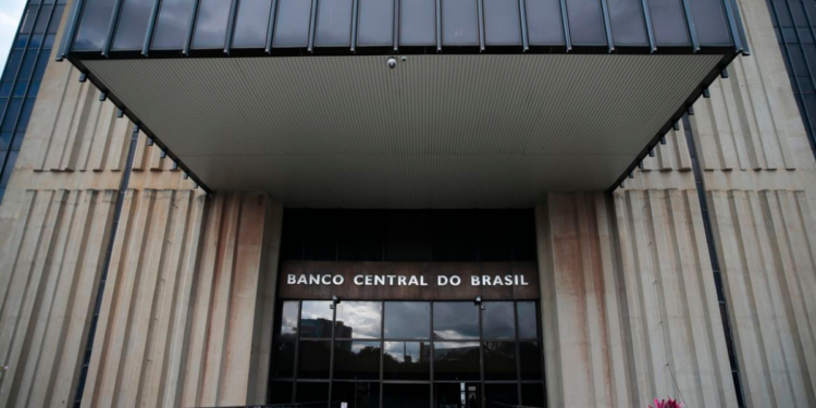Copom define nesta quarta-feira a taxa Selic em meio a inflação elevada, incertezas globais e expectativa de possível corte de juros no Brasil.