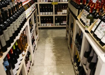 Comércio varejista cresce 0,6% em fevereiro e alcança maior nível da série histórica, com destaque para supermercados e bens essenciais, segundo o IBGE.
