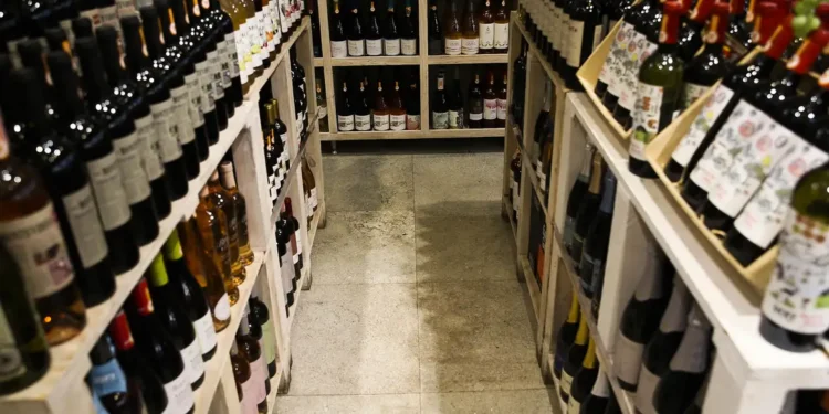 Comércio varejista cresce 0,6% em fevereiro e alcança maior nível da série histórica, com destaque para supermercados e bens essenciais, segundo o IBGE.