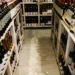 Comércio varejista cresce 0,6% em fevereiro e alcança maior nível da série histórica, com destaque para supermercados e bens essenciais, segundo o IBGE.