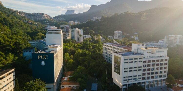 PUC-Rio abre inscrições para Vestibular de Inverno 2026 com 491 vagas. Seleção sem prova usa ENEM e outros exames. Inscrições até 2 de junho.