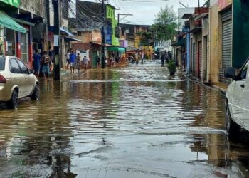 28 cidades da Bahia estão em alerta para temporais com até 50 mm de chuva por dia; Defesa Civil orienta população sobre riscos.