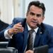 PF investiga relação entre senador e banco em proposta que impacta sistema financeiro.