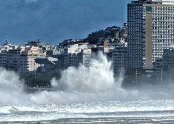 Ressaca no Rio de Janeiro provoca ondas de até 3 metros; quiosque no Leblon é atingido e autoridades mantêm alerta no litoral.