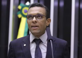 O deputado federal Otoni de Paula publicou um vídeo nas redes sociais com fortes acusações envolvendo o ex-governador do Rio de Janeiro, Cláudio Castro, o senador Flávio Bolsonaro e o empresário Ricardo Magro.