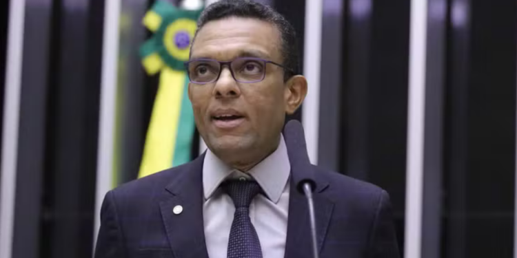 O deputado federal Otoni de Paula publicou um vídeo nas redes sociais com fortes acusações envolvendo o ex-governador do Rio de Janeiro, Cláudio Castro, o senador Flávio Bolsonaro e o empresário Ricardo Magro.