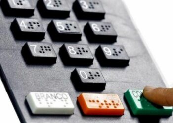 Urna eletrônica completa 30 anos entre avanços tecnológicos e debates públicos.