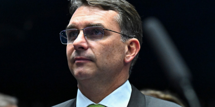 Flávio Bolsonaro relaciona urnas brasileiras à Smartmatic durante encontro com diplomatas, mas TSE contesta a informação.