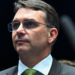 Flávio Bolsonaro relaciona urnas brasileiras à Smartmatic durante encontro com diplomatas, mas TSE contesta a informação.
