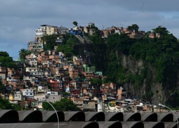 Polícia Civil desarticula quadrilha no Rio que roubava celulares, desbloqueava aparelhos e aplicava golpes bancários.