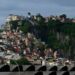 Polícia Civil desarticula quadrilha no Rio que roubava celulares, desbloqueava aparelhos e aplicava golpes bancários.