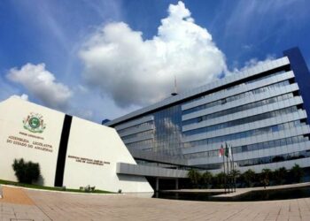 Assembleia do Amazonas elege Roberto Cidade governador e Serafim Corrêa vice em eleição indireta após vacância.