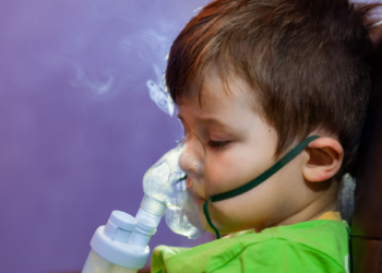 Casos graves de doenças respiratórias avançam e colocam crianças em situação de risco.