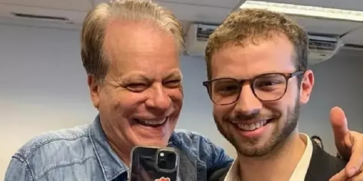 Marcelo Pinheiro emocionou seguidores ao declarar apoio ao pai, Chico Pinheiro, após o jornalista revelar diagnóstico de câncer no intestino.