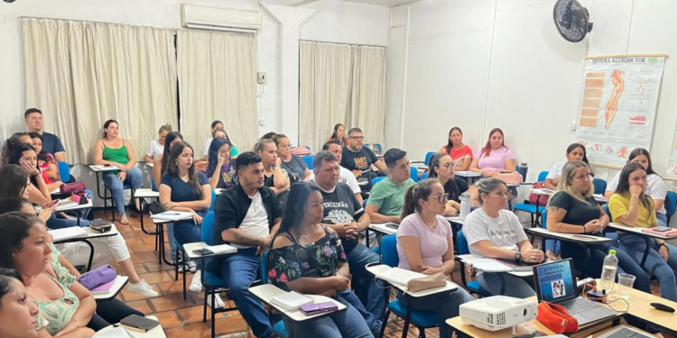Oportunidades incluem Administração, Informática e Farmácia.