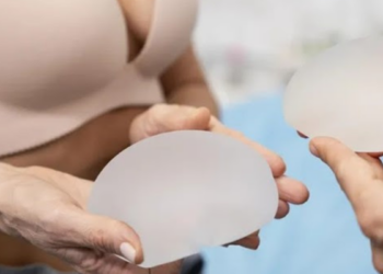 Lei sancionada no Rio de Janeiro garante próteses mamárias externas gratuitas para mulheres mastectomizadas mediante apresentação de laudo médico.