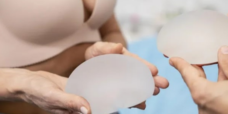 Lei sancionada no Rio de Janeiro garante próteses mamárias externas gratuitas para mulheres mastectomizadas mediante apresentação de laudo médico.