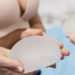 Lei sancionada no Rio de Janeiro garante próteses mamárias externas gratuitas para mulheres mastectomizadas mediante apresentação de laudo médico.