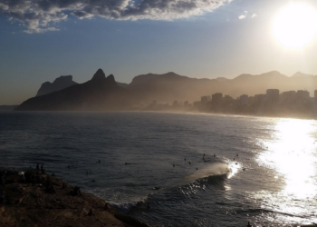 Estrangeiros compram imóveis no Leblon para lucrar com Airbnb e movimentam o mercado imobiliário carioca.