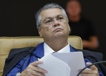 Flávio Dino cancelou participação no Fórum de Lisboa após sofrer fratura e rompimento de ligamento no pé em acidente doméstico.
