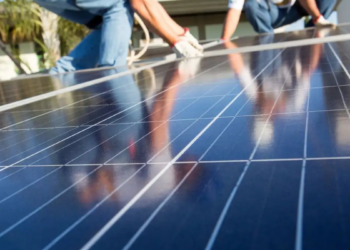 Energia solar no Brasil já soma mais de R$ 300 bilhões em investimentos, mas enfrenta desaceleração por limitações na rede e desafios regulatórios, segundo a ABSOLAR.