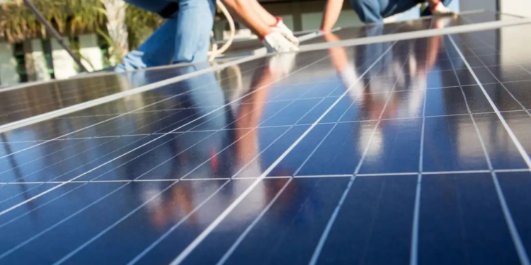 Energia solar no Brasil já soma mais de R$ 300 bilhões em investimentos, mas enfrenta desaceleração por limitações na rede e desafios regulatórios, segundo a ABSOLAR.
