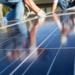 Energia solar no Brasil já soma mais de R$ 300 bilhões em investimentos, mas enfrenta desaceleração por limitações na rede e desafios regulatórios, segundo a ABSOLAR.