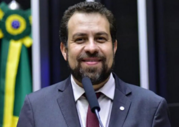 Governo federal defende substituição da escala 6x1 por jornada com dois dias de folga e até 40 horas semanais sem redução salarial, segundo ministro Guilherme Boulos.
