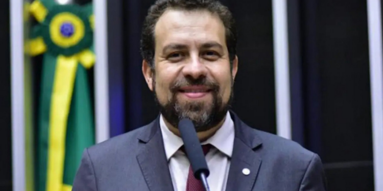 Governo federal defende substituição da escala 6x1 por jornada com dois dias de folga e até 40 horas semanais sem redução salarial, segundo ministro Guilherme Boulos.