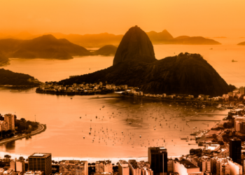 Marinha alerta para ressaca no Rio com ondas de até 3 metros. Corpo de Bombeiros reforça operação em Copacabana durante show de Shakira.