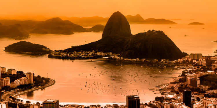 Marinha alerta para ressaca no Rio com ondas de até 3 metros. Corpo de Bombeiros reforça operação em Copacabana durante show de Shakira.