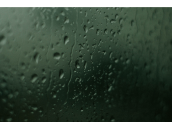 Frente fria muda o tempo no Rio de Janeiro, provoca chuva e derruba temperaturas. Marinha emite alerta de ressaca com ondas de até 3 metros.