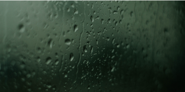 Frente fria muda o tempo no Rio de Janeiro, provoca chuva e derruba temperaturas. Marinha emite alerta de ressaca com ondas de até 3 metros.