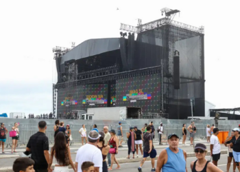 Forças de segurança do Rio montam operação com atendimento bilíngue para turistas no show de Shakira em Copacabana neste sábado (2).
