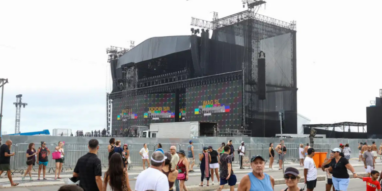 Forças de segurança do Rio montam operação com atendimento bilíngue para turistas no show de Shakira em Copacabana neste sábado (2).