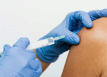 Vacinação contra a gripe segue abaixo da meta no Espírito Santo e preocupa autoridades de saúde.