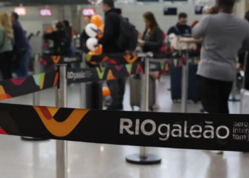 Aeroportos registram alta movimentação no feriado do Dia do Trabalhador. Galeão deve receber 314 mil passageiros, impulsionado por turismo e show de Shakira no Rio.