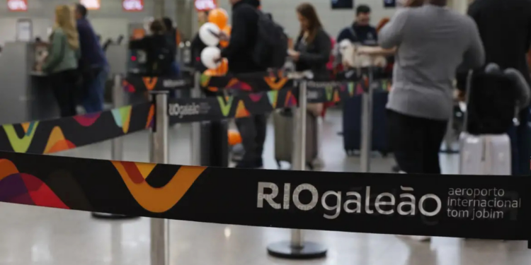Aeroportos registram alta movimentação no feriado do Dia do Trabalhador. Galeão deve receber 314 mil passageiros, impulsionado por turismo e show de Shakira no Rio.