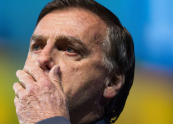 Cirurgia de Bolsonaro ocorre sem complicações e estado de saúde é estável.