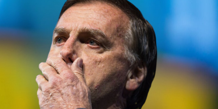Cirurgia de Bolsonaro ocorre sem complicações e estado de saúde é estável.