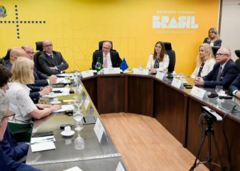 Acordo Mercosul–UE entra em vigor de forma provisória, reduz tarifas de exportação e pode beneficiar indústria brasileira. Texto ainda passa por análise do Tribunal de Justiça europeu.