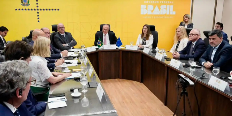 Acordo Mercosul–UE entra em vigor de forma provisória, reduz tarifas de exportação e pode beneficiar indústria brasileira. Texto ainda passa por análise do Tribunal de Justiça europeu.