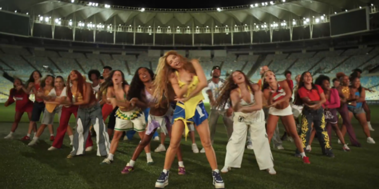 Shakira anuncia “Dai Dai” como música oficial da Copa do Mundo FIFA 2026. Faixa será lançada em 14 de maio e marca nova parceria da cantora com o torneio.
