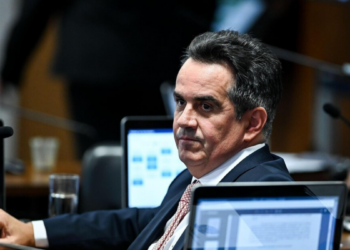 PF aponta indícios envolvendo o senador Ciro Nogueira em investigação da Operação Compliance Zero, com suspeitas de pagamentos e benefícios. Defesa nega irregularidades.
