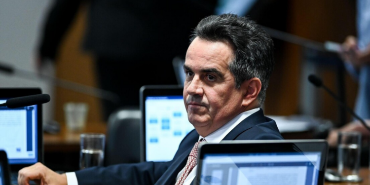 PF aponta indícios envolvendo o senador Ciro Nogueira em investigação da Operação Compliance Zero, com suspeitas de pagamentos e benefícios. Defesa nega irregularidades.