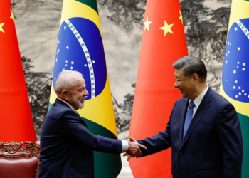 Brasil lidera investimentos chineses em 2025 com US$ 6,1 bilhões, crescimento de 45%. Energia, mineração e veículos elétricos puxam aportes.