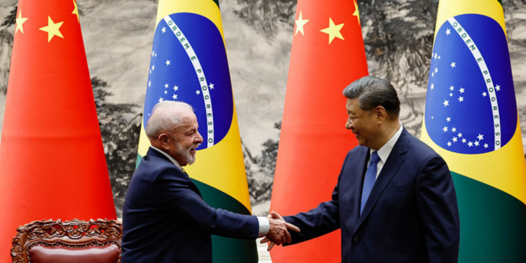 Brasil lidera investimentos chineses em 2025 com US$ 6,1 bilhões, crescimento de 45%. Energia, mineração e veículos elétricos puxam aportes.
