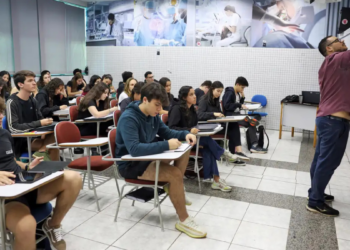 Pré-selecionados no Fies 2026 devem validar informações entre 8 e 11 de maio nas instituições de ensino. Etapa é obrigatória para confirmar vaga.