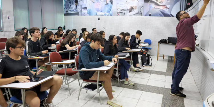 Pré-selecionados no Fies 2026 devem validar informações entre 8 e 11 de maio nas instituições de ensino. Etapa é obrigatória para confirmar vaga.