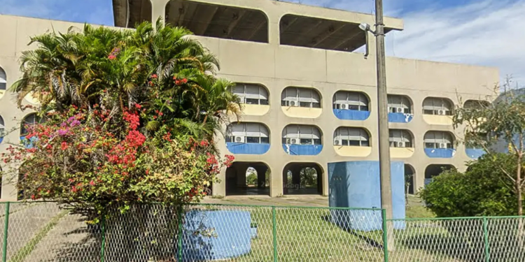 Uma explosão em escola de Belford Roxo deixou dez alunos feridos. Aulas foram suspensas e o caso está sendo investigado pela Polícia Militar e Esquadrão Antibomba.